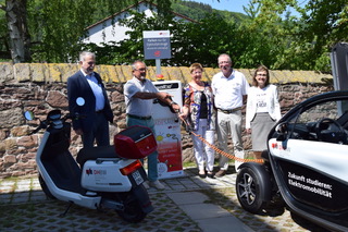 Stiftung übergibt Ladesäule und Twizy an Hochschule